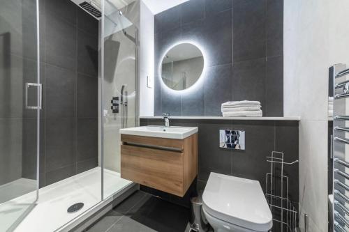 a bathroom with a toilet and a sink and a shower at Contemporary Studio Apartment in East Grinstead in East Grinstead