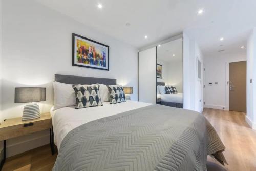 1 dormitorio con cama grande y escritorio de madera en Contemporary Studio Apartment in East Grinstead, en East Grinstead