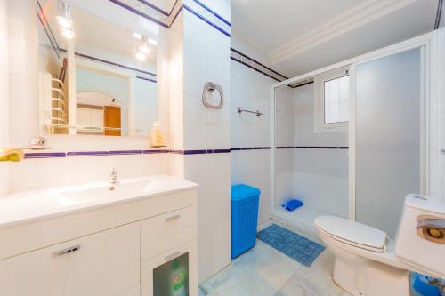 トレビエハにあるALEGRIA ID371のバスルーム(洗面台、トイレ、シャワー付)