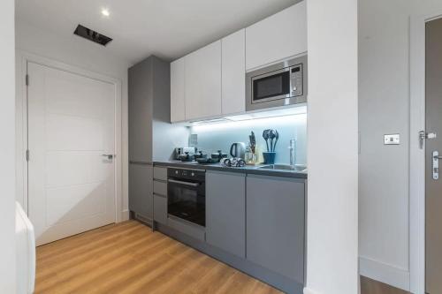 Una cocina o zona de cocina en Modern and Bright 1 Bed Apartment in East Grinstead