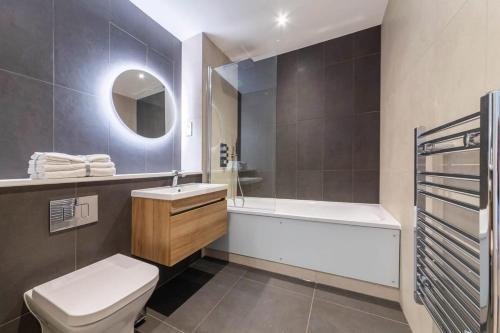uma casa de banho com um WC, uma banheira e um lavatório. em Modern and Bright 1 Bed Apartment in East Grinstead em East Grinstead