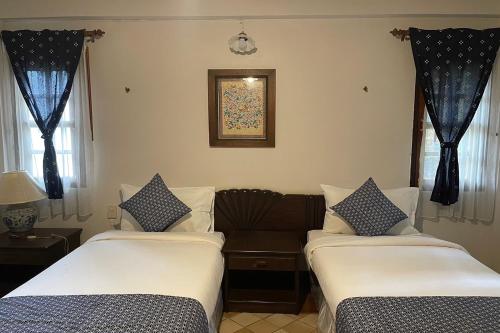 a room with two beds and a couch at Phu Ing Fah Resort in Chiang Mai