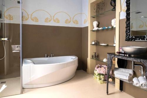 y baño con bañera blanca y ducha. en Luxury Liberty House en Alguer