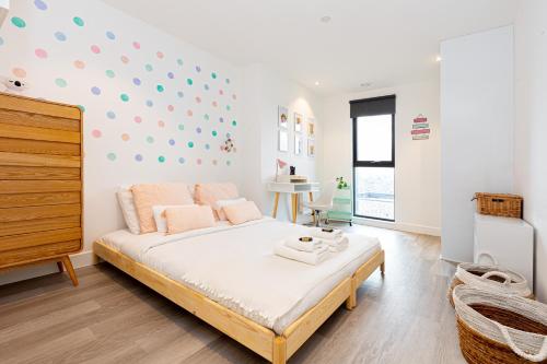 a bedroom with a bed and a table in it at Sensational 2BR wViews & Balcony in Wandsworth in London