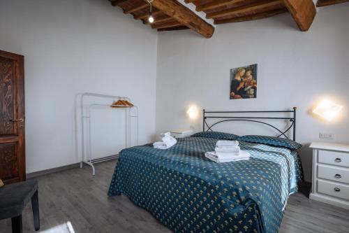 sypialnia z łóżkiem z niebieską kołdrą w obiekcie Santa Fiora Ospitalità Diffusa - La Casa del Fratone w mieście Santa Fiora