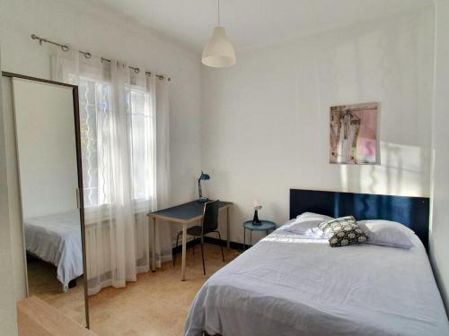 um quarto com uma cama, um espelho e uma secretária em Villa Tassigny em Aix-en-Provence