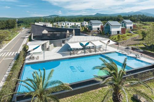 einen Luftblick auf ein Resort mit einem Pool in der Unterkunft Yakmaeul in Seogwipo