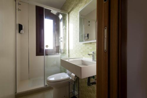 ein Bad mit einem Waschbecken, einem WC und einer Dusche in der Unterkunft Villa Abuín in Meaño