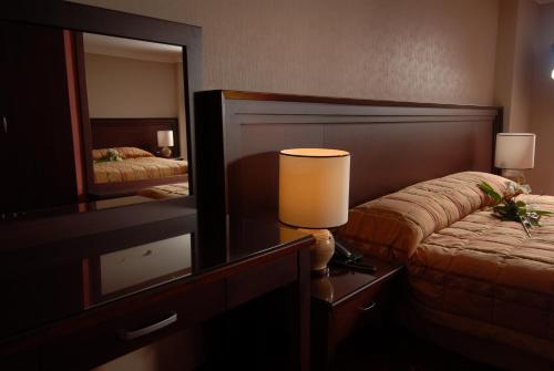 Tempat tidur dalam kamar di Marma Hotel Istanbul Asia
