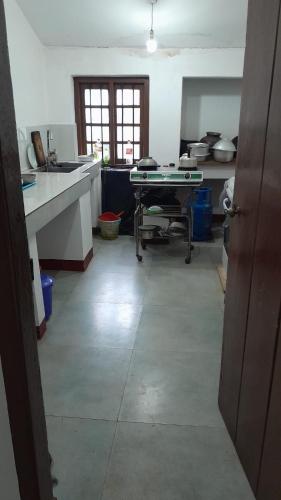 哈普塔拉的住宿－Rajavilla，一间厨房,房间中间配有一张桌子