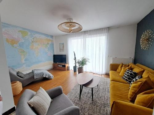 - un salon avec un canapé et une carte murale dans l'établissement Beach housse maison face mer le portel plage, à Le Portel