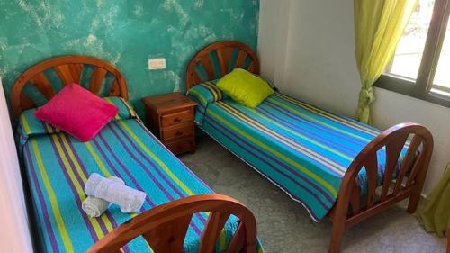 Precioso chalet adosado en Isla Antilla Huelvaにあるベッド