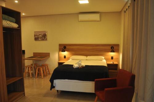sypialnia z łóżkiem z pluszowym misiem w obiekcie Suite Negri w mieście Canela
