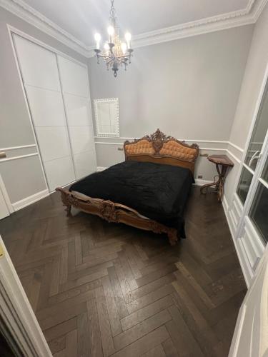 een slaapkamer met een bed met een zwarte deken bij Location d’appartement in Nice