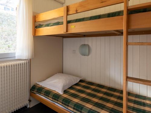 un lit superposé dans une petite pièce avec une échelle dans l'établissement Vacancéole - Les Monts du Forez, à Saint-Jean-la-Vêtre