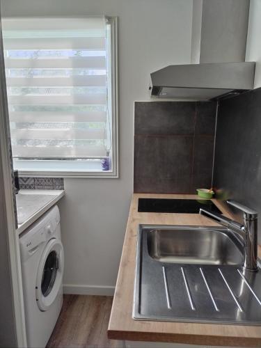 cocina con fregadero y lavadora en Studio indépendant location courte durée à proximité de Lycée International en Saint-Germain-en-Laye