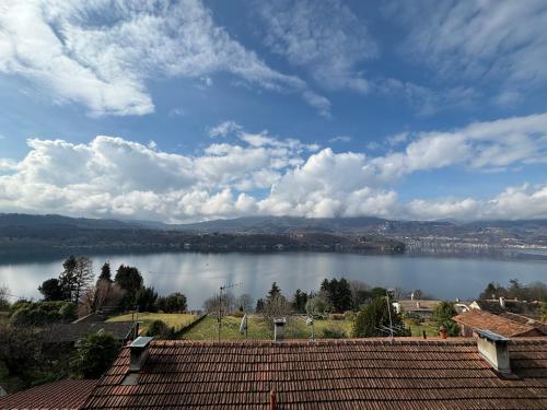 een uitzicht op een grote hoeveelheid water bij Casa Zoe in Ameno