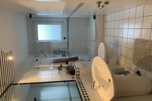 ein Bad mit einem WC und einem Waschbecken in der Unterkunft Private Apartment in Hannover