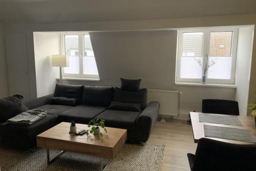 uma sala de estar com um sofá e uma mesa de centro em Private Apartment em Hanôver