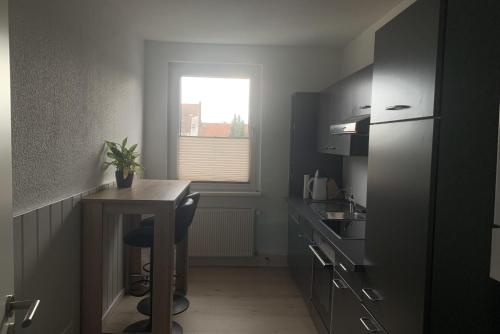 uma pequena cozinha com mesa e bancada em Private Apartment em Hanôver