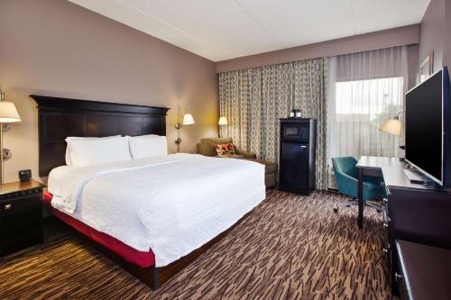 um quarto de hotel com uma cama e uma televisão em Hampton Inn & Suites Cleveland-Airport/Middleburg Heights em Middleburg Heights