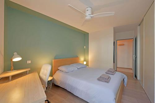 une chambre avec un lit blanc et un ventilateur de plafond dans l'établissement Pops Flat - Parking privé gratuit - Wi-Fi - AC Clim, à Avignon