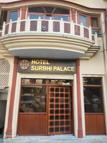 Una entrada de hotel con un balcón sobre la puerta en Hotel Surbhi palace, en Jaipur