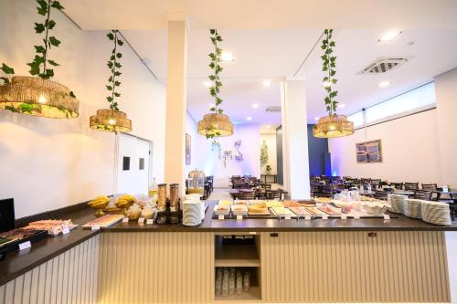 a restaurant with a long counter with food on it at UniHotel Salto in Salto
