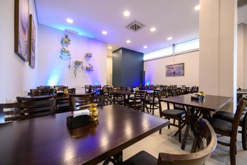 a dining room with wooden tables and chairs at UniHotel Salto in Salto