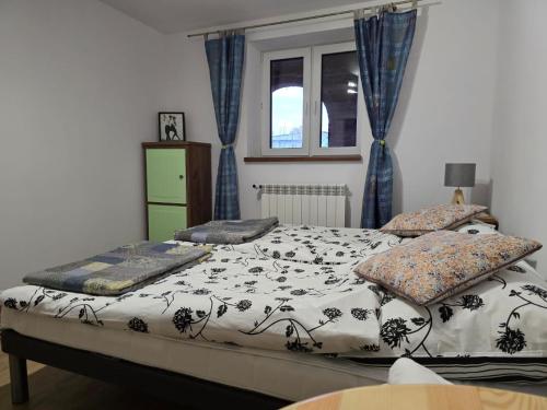 1 dormitorio con 1 cama con edredón blanco y negro en Apartamenty na Lipowej, en Sandomierz