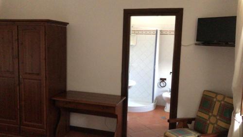 a room with a bathroom with a toilet and a mirror at Agriturismo Genovesi in Alvignano