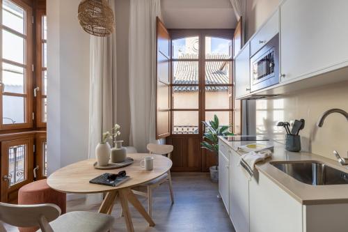 Kuchyňa alebo kuchynka v ubytovaní Apartamentos Líbere Málaga Teatro Romano