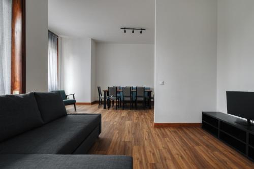 JOIVY Chic 3-Bed Flat Near Colonne di San Lorenzo