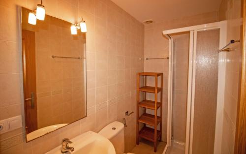 La salle de bains est pourvue d'un lavabo, d'une douche et de toilettes. dans l'établissement Adosado con jardin y piscina Palm Beach 86 ALBERT VILLAS, à Alcossebre