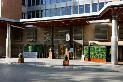 un gran edificio con plantas delante en Hyatt Regency Hesperia Madrid, en Madrid