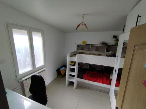 une chambre avec un lit superposé dans une pièce dans l'établissement Jeux olympiques 24, à Goussainville