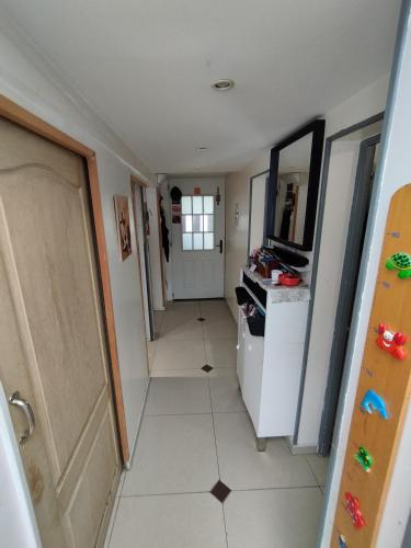 pasillo de una habitación con puerta y suelo de baldosa en Jeux olympiques 24 en Goussainville