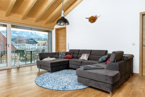 - un salon avec un canapé et une table dans l'établissement Berg Fux - Ferienwohnung Louis der Fux, à Sonthofen