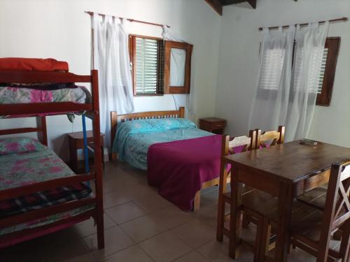 1 dormitorio con cama, mesa y escritorio en Alojamiento Lo de Bocha en Gualeguaychú