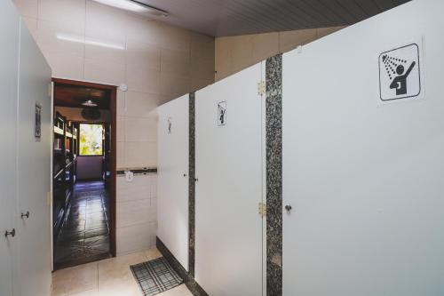 a hallway with a door leading to a bathroom at Hostel Cabo Frio in Cabo Frio