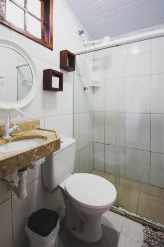 a bathroom with a toilet and a sink at Hostel Cabo Frio in Cabo Frio