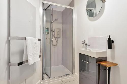 W łazience znajduje się prysznic i umywalka. w obiekcie 2 Bedroom City Centre Apartment with Free Parking w mieście Gloucester