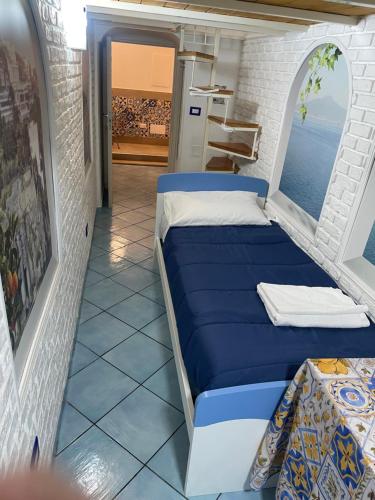 Cette chambre comprend un lit et une fenêtre. dans l'établissement San Nicola Suite & mini apartment, à Sorrente