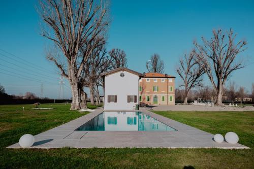 摩德納的住宿－Villa Iris，庭院中带游泳池的房子