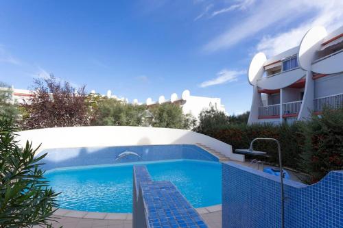 une piscine devant un immeuble dans l'établissement Chez Stéphanie Vi - Fantastique appartement à proximité des plages, à La Grande Motte