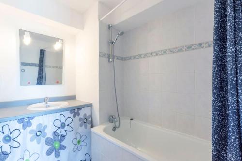 une salle de bain avec un lavabo, une baignoire et un miroir dans l'établissement Chez Stéphanie Vi - Fantastique appartement à proximité des plages, à La Grande Motte