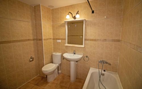 uma casa de banho com um WC, um lavatório e uma banheira em Adosado familiar con piscina - Palm Beach 40 ALBERT VILLAS em Alcossebre