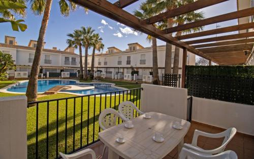 Adosado familiar frente a la piscina - Palm Beach ALBERT VILLAS