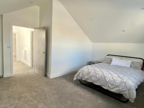 a bedroom with a bed and a white wall at Beautiful Penthouse In Bristol - new in Bristol