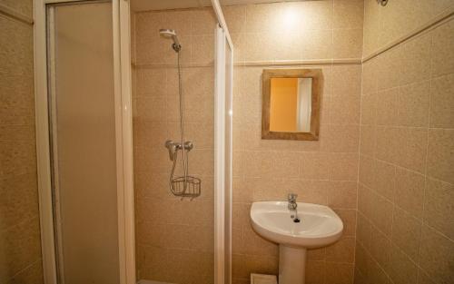 a bathroom with a shower and a sink at Planta baja con terraza chill out - Primera línea Tres Playas - ALBERT VILLAS in Alcossebre